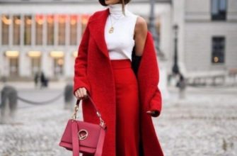 Женщина в красной одежде